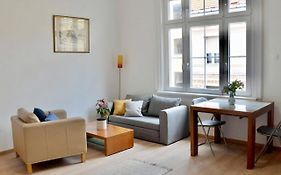 Nick'S Apartment-Spacious, Central And Quiet, By Margit Bridge